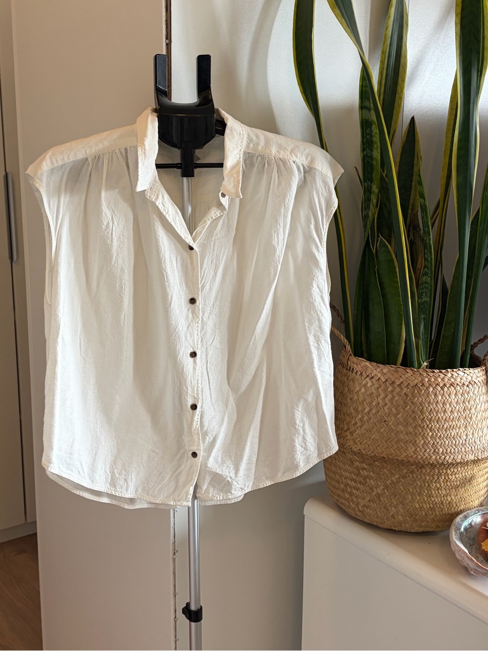 H&M Linen Blend Classic Women's White Button-Front Sleeveless Top